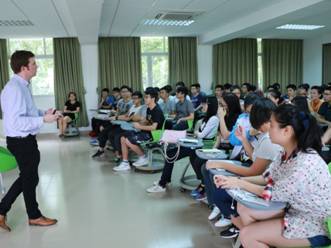 自主学习中心：国外合作大学教师在学术交流室作宣讲.JPG